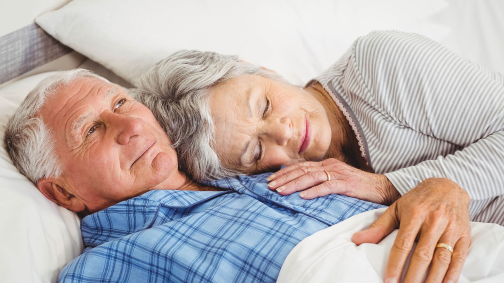 Pareja mayor durmiendo - Día Mundial del Sueño